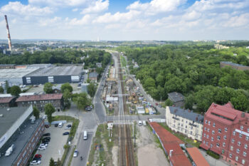 Widok z powietrza na teren budowy.