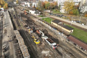 Widok z lotu ptaka na teren budowy na stacji Zawodzie.