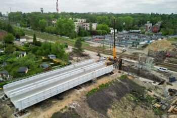 Budowa nowego wiaduktu kolejowego przy ul. Przodowników w Katowicach, widać maszyny i nową konstrukcję