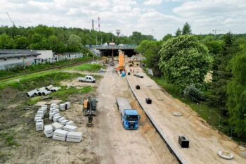 Nowo budowany przystanek Katowice Brynów, widać powstający peron i maszyny