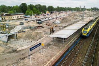 Stacja kolejowa Katowice Ligota w przebudowie, na pierwszym planie peron i pociąg