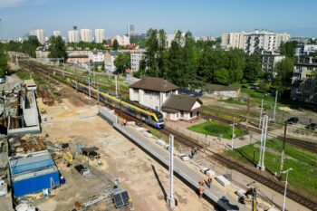 Stacja kolejowa Katowice Zawodzie w przebudowie, widok lotniczy na wykonywane prace, maszyny, pociąg