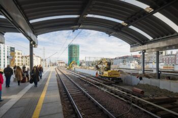 Prace na stacji Katowice, nowy peron nr 1 i sąsiedni peron w przebudowie, w tle wieża ciśnień