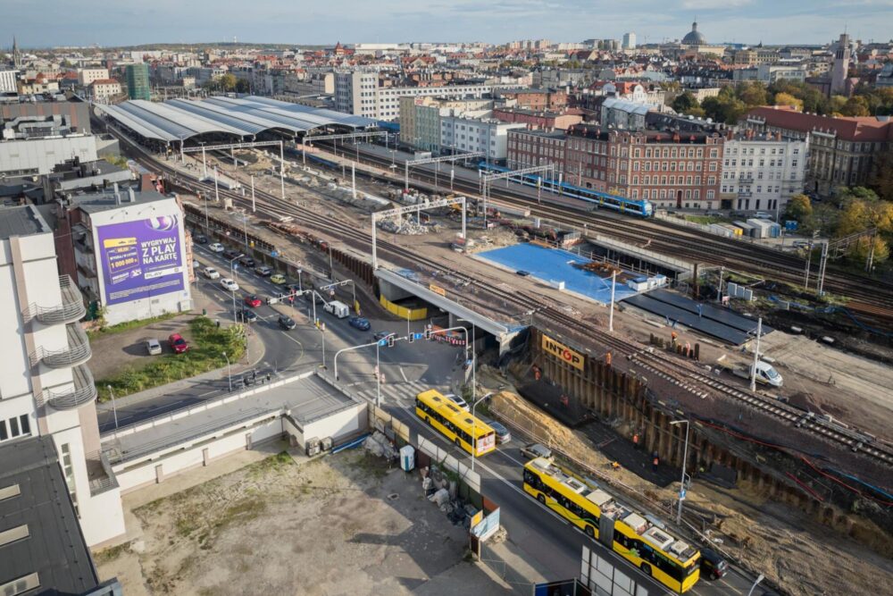 Dobre zmiany na kolejowej mapie Katowic. Są już nowe tory, wiadukty i peron