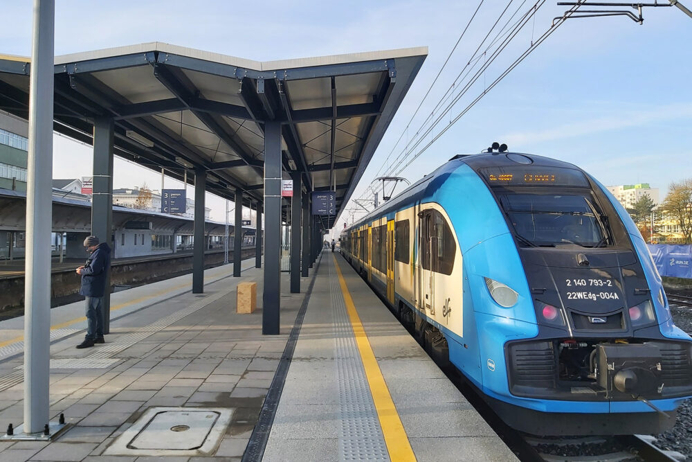 Podróżni korzystają już z nowego peronu na stacji Sosnowiec Główny