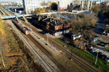 Stacja Sosnowiec Południowy, widok z lotu ptaka na pociąg przy peronie