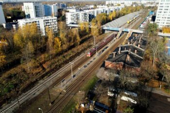 Stacja Sosnowiec Południowy, widok z lotu ptaka na pociąg przy peronie