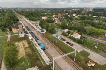 Parking przy przystanku Dąbrowa Górnicza Gołonóg z lotu ptaka, na zdjęciu widoczny pociąg, fot. Krzysztof Ścigała PLK SA