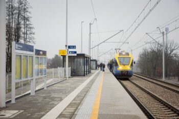 Przystanek Piasek, pociąg przy nowym peronie, fot. Łukasz Hachuła PLK SA