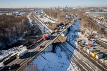 Wiadukt drogowy na ul. Bagiennej w Katowicach, samochody na nowej części wiaduktu, fot. Łukasz Hachuła PLK SA