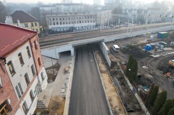Wiadukt kolejowy na ul. Nowopogońskiej w Sosnowcu widziany z lotu ptaka, fot. Łukasz Hachuła PLK SA