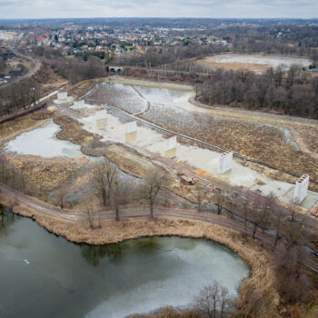Budowa nowego, ponad 600-metrowego mostu kolejowego w Zebrzydowicach