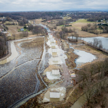 Budowa nowego, ponad 600-metrowego mostu kolejowego w Zebrzydowicach