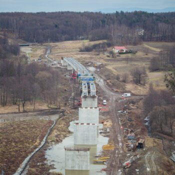 Budowa nowego, ponad 600-metrowego mostu kolejowego w Zebrzydowicach