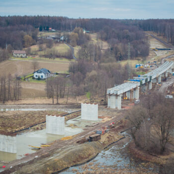 Budowa nowego, ponad 600-metrowego mostu kolejowego w Zebrzydowicach