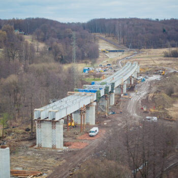 Budowa nowego, ponad 600-metrowego mostu kolejowego w Zebrzydowicach