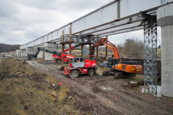 Budowa nowego, ponad 600-metrowego mostu kolejowego w Zebrzydowicach
