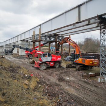 Budowa nowego, ponad 600-metrowego mostu kolejowego w Zebrzydowicach