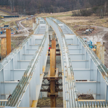 Budowa nowego, ponad 600-metrowego mostu kolejowego w Zebrzydowicach