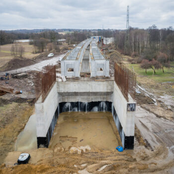Budowa nowego, ponad 600-metrowego mostu kolejowego w Zebrzydowicach