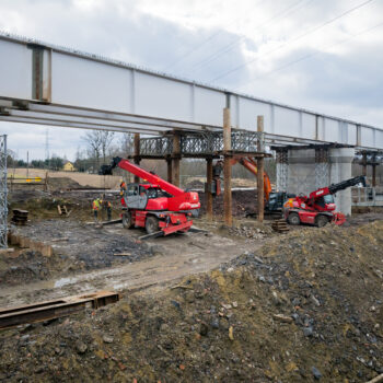 Budowa nowego, ponad 600-metrowego mostu kolejowego w Zebrzydowicach