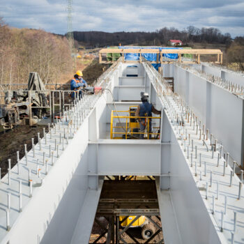 Budowa nowego, ponad 600-metrowego mostu kolejowego w Zebrzydowicach