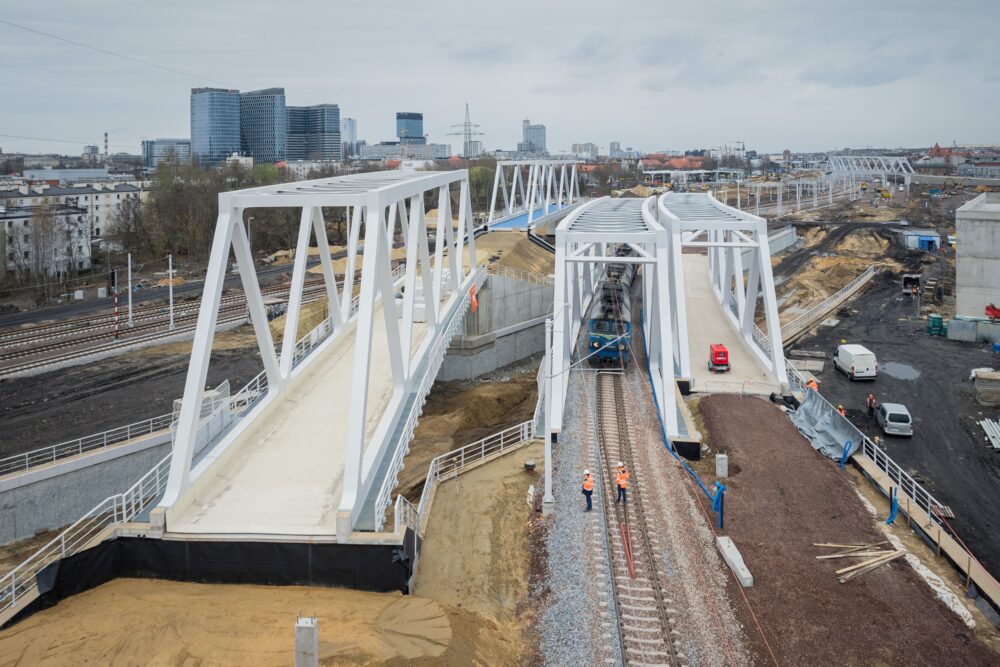Pociągiem z Katowic w stronę Ligoty po nowo wybudowanych wiaduktach kolejowych
