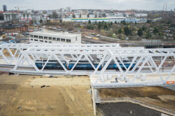 Wiadukty kolejowe w sąsiedztwie stacji kolejowej Katowice, na obiekcie pociąg