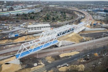 Wiadukty kolejowe w sąsiedztwie stacji kolejowej Katowice, na obiekcie pociąg