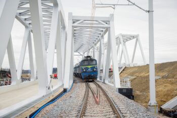 Wiadukty kolejowe w sąsiedztwie stacji kolejowej Katowice, na obiekcie pociąg