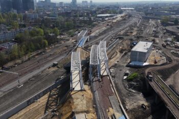 Wiadukty kolejowe w sąsiedztwie stacji kolejowej Katowice, na obiekcie pociąg