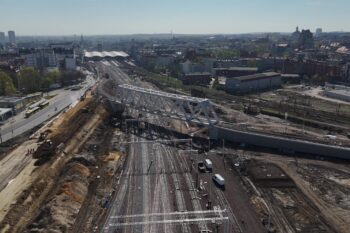 Wiadukty kolejowe w sąsiedztwie stacji kolejowej Katowice, na obiekcie pociąg