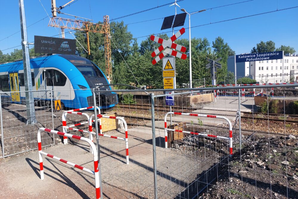 Tymczasowe przejście między peronami na przystanku Katowice Szopienice Południowe