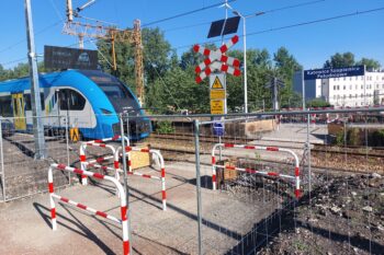 Tymczasowe przejście w poziomie szyn na przystanku Katowice Szopienice Południowe