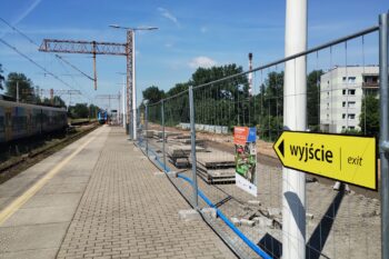 Tymczasowe przejście w poziomie szyn na przystanku Katowice Szopienice Południowe