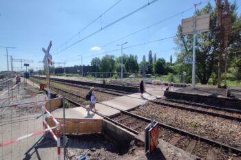 Tymczasowe przejście w poziomie szyn na przystanku Katowice Szopienice Południowe