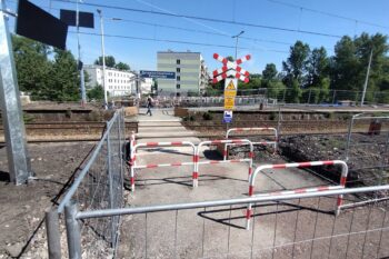 Tymczasowe przejście w poziomie szyn na przystanku Katowice Szopienice Południowe