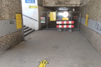Tymczasowe przejście w poziomie szyn na przystanku Katowice Szopienice Południowe