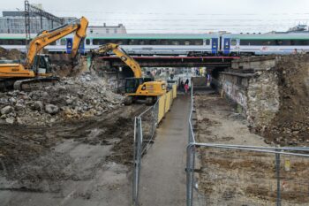 Wygrodzone przejścia dla pieszych pod wiaduktem na ul. Mikołowskiej w Katowicach