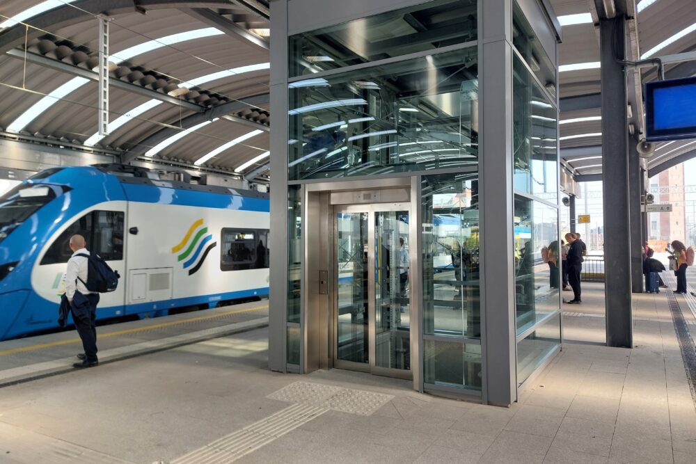 Stacja Katowice zyskała sześć nowych wind, które zwiększą dostęp do kolei i usprawnią komunikację